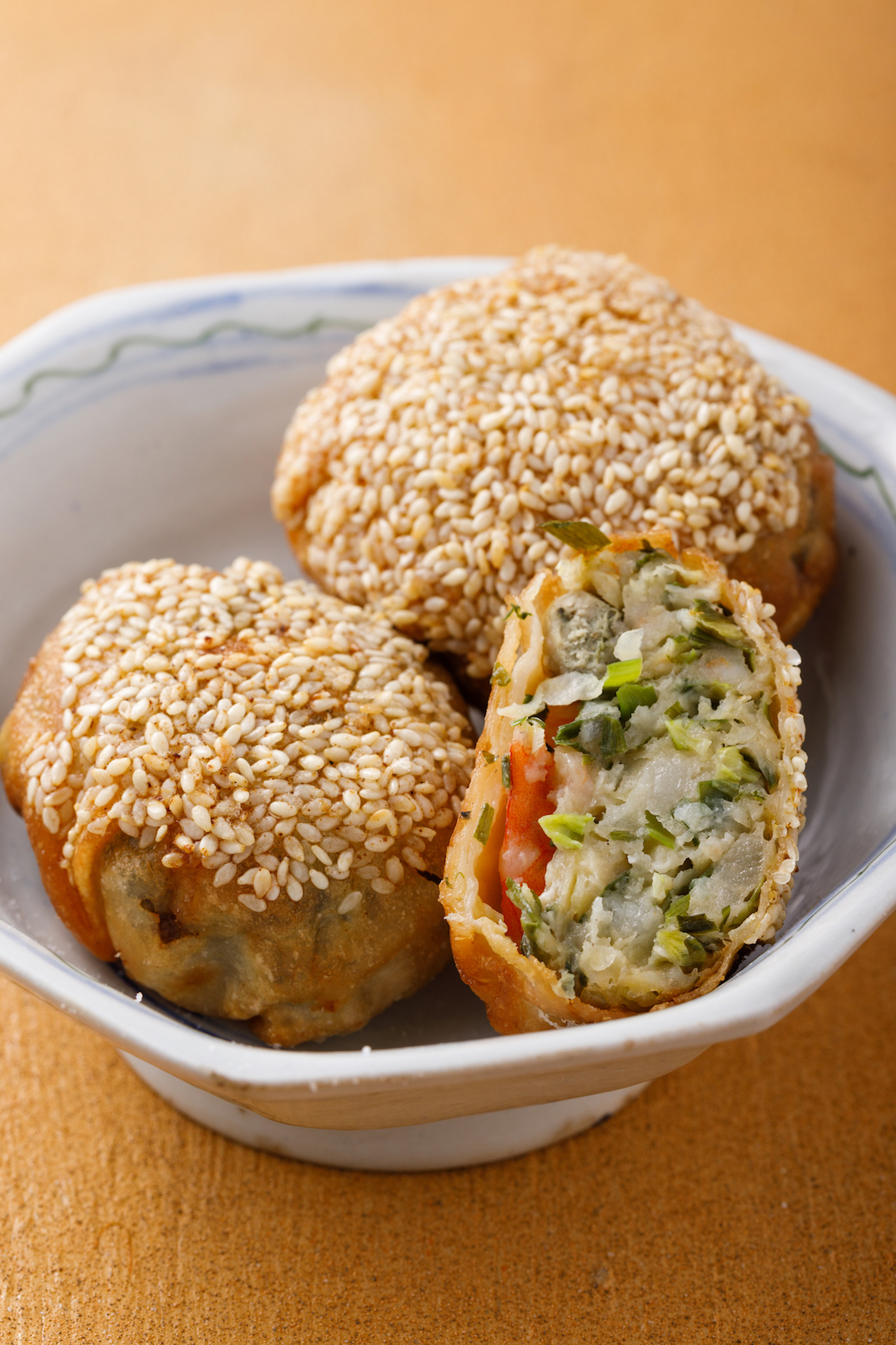 「高麗菜韭菜鮮蝦餅」鮮甜蝦肉與肥美鮮蚵加上韭菜、高麗菜、荸薺做內餡，酥香誘人。