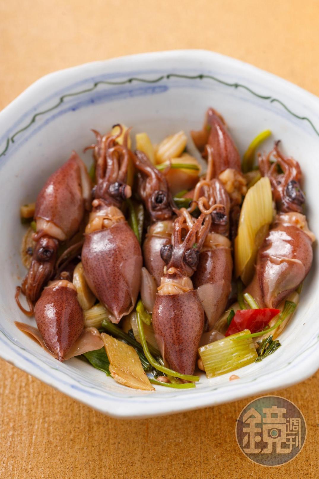 「醬香螢烏賊」使用季節限定的日本螢烏賊，以醬油、辣椒、蒜苗拌炒，鹹香可口。