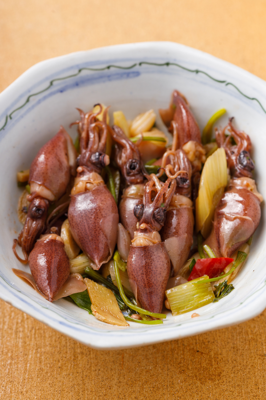「醬香螢烏賊」使用季節限定的日本螢烏賊，以醬油、辣椒、蒜苗拌炒，鹹香可口。