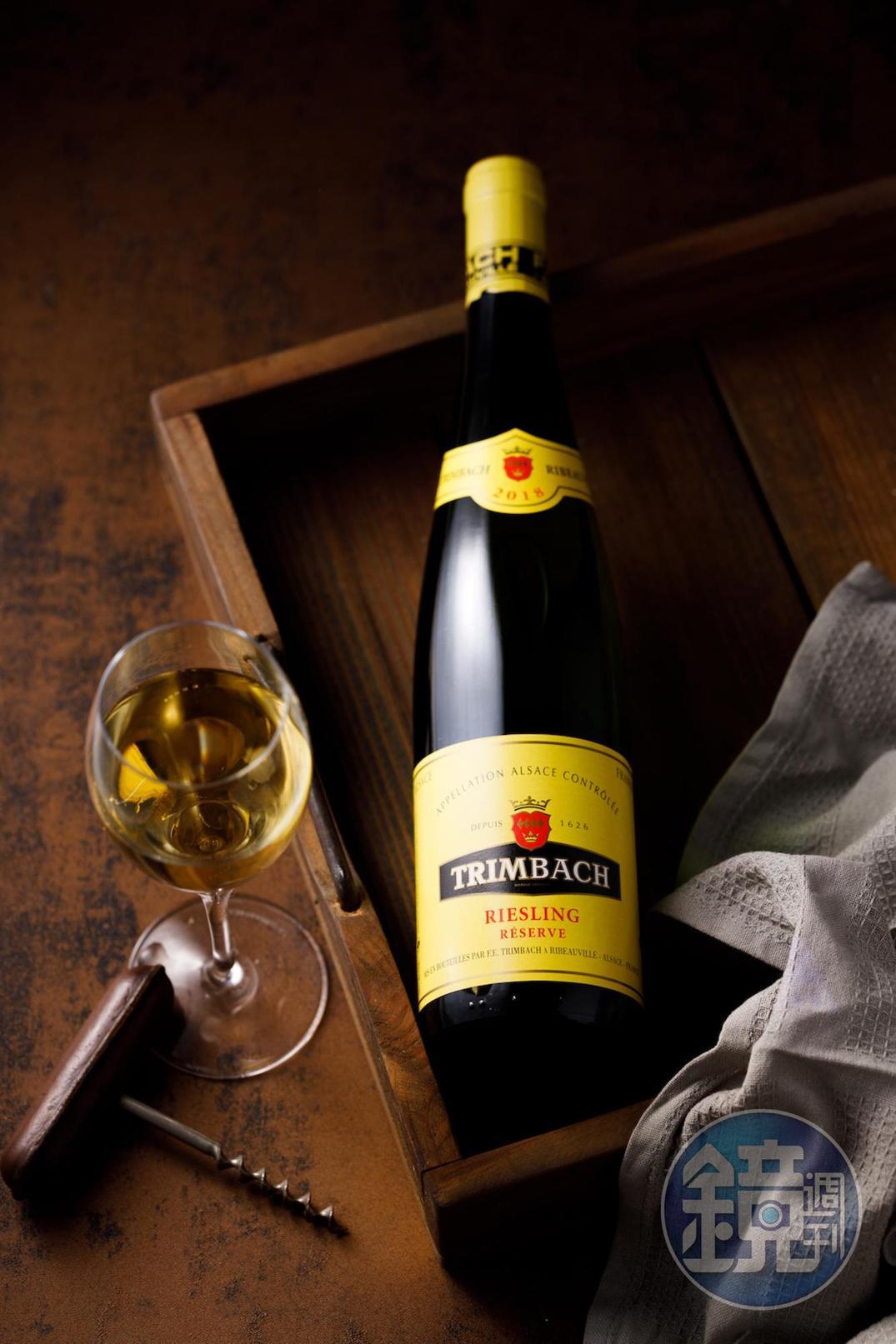 低單寧的「Trimbach Réserve Riesling白酒」伴隨著柑橘、杏桃的果香很適合與鮮味搭配。（外帶加購價2,160元／瓶，原價2,400元／瓶）
