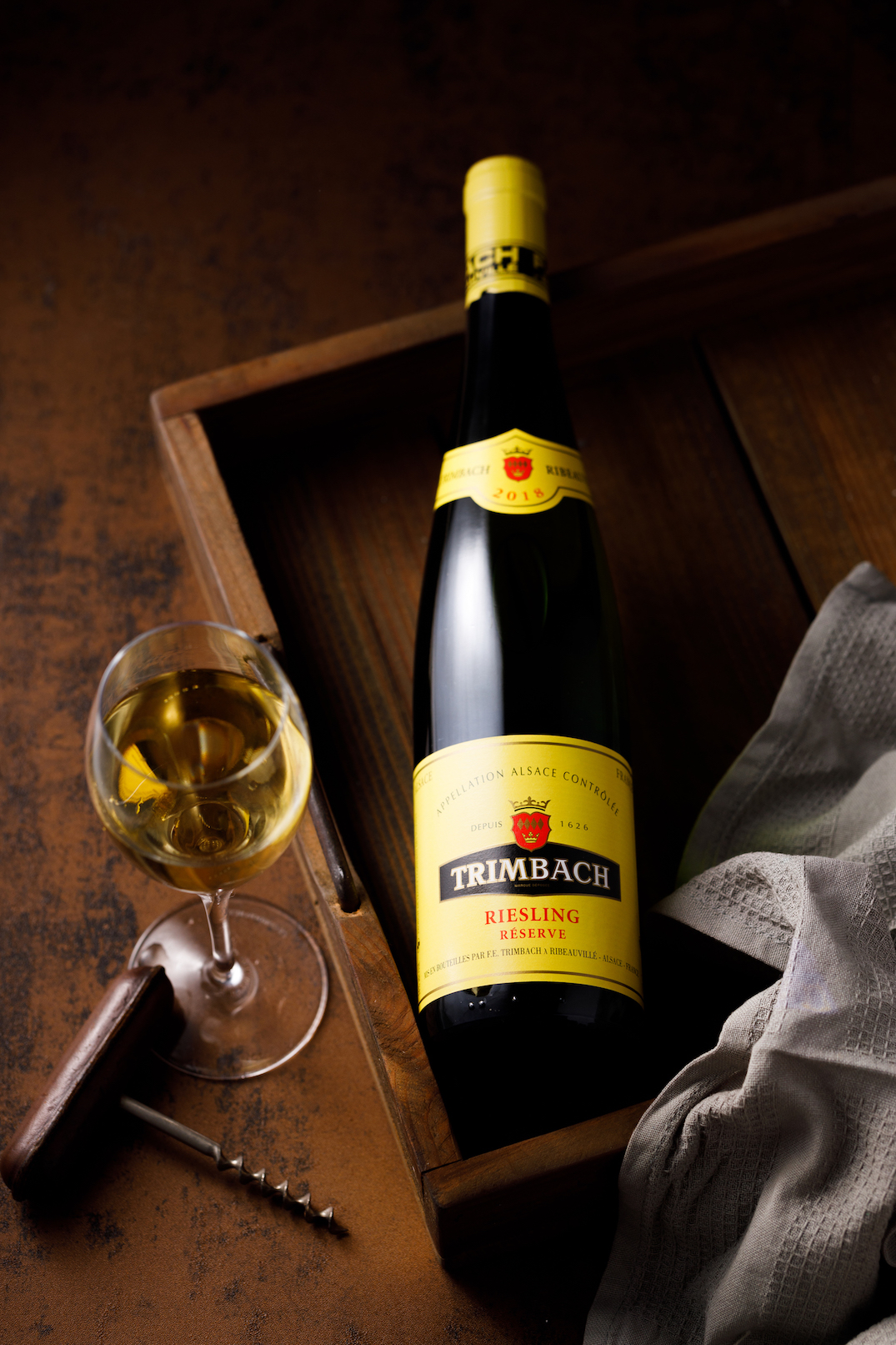 低單寧的「Trimbach Réserve Riesling白酒」伴隨著柑橘、杏桃的果香很適合與鮮味搭配。（外帶加購價2,160元／瓶，原價2,400元／瓶）