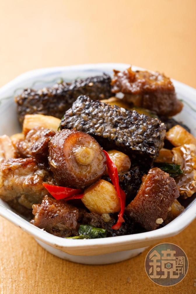 「三杯搖擺」滷豬尾巴表皮酥脆，嗆入噶瑪蘭麥芽威士忌，鹹香中帶酒香。