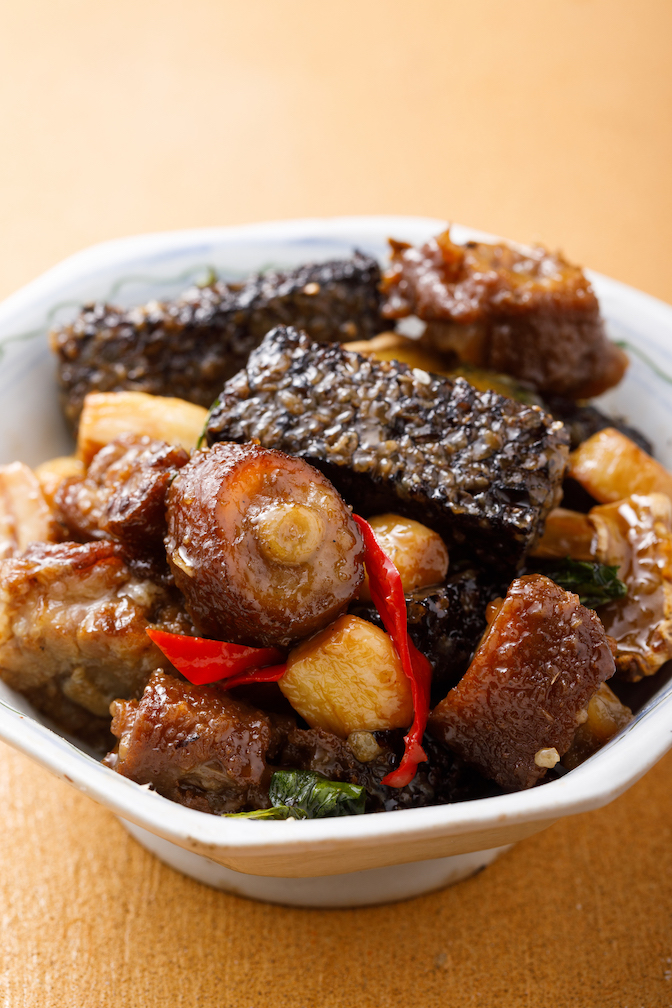 「三杯搖擺」滷豬尾巴表皮酥脆，嗆入噶瑪蘭麥芽威士忌，鹹香中帶酒香。