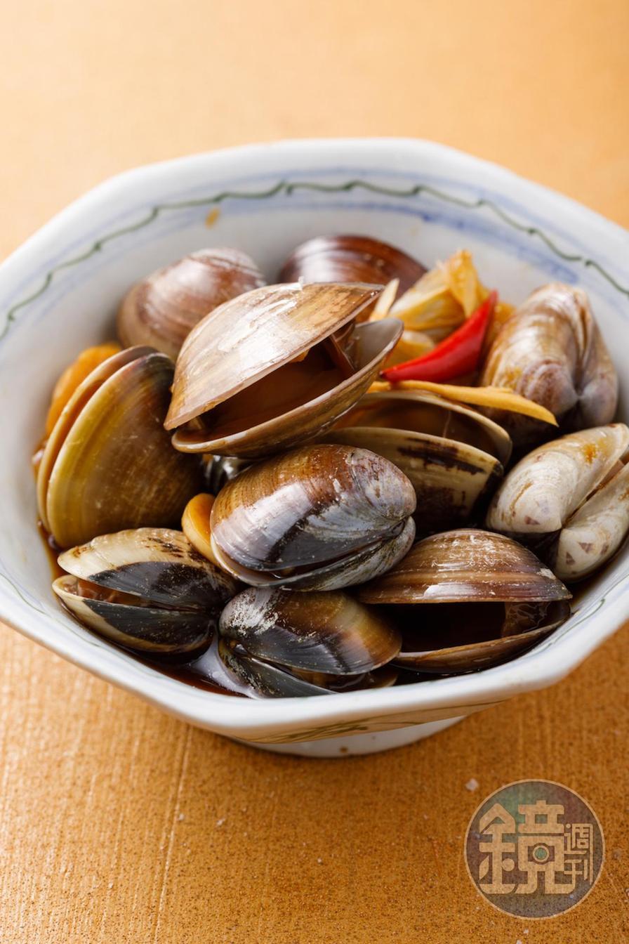 「蒜香醉醃鹹蛤蜊」海水生態蛤以特製醬料醃泡12小時入味，肉質鮮甜飽滿，鹹香開胃。