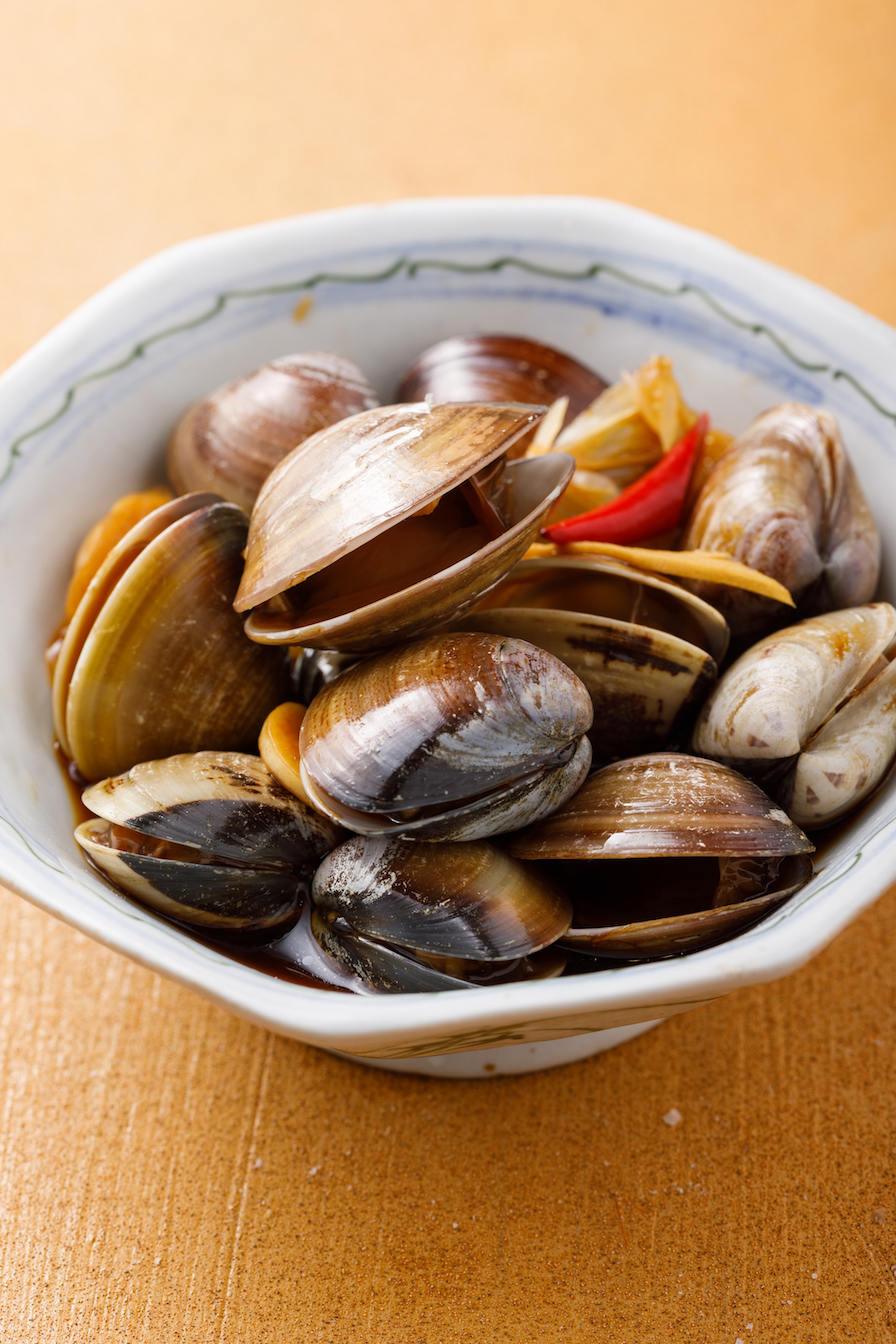 「蒜香醉醃鹹蛤蜊」海水生態蛤以特製醬料醃泡12小時入味，肉質鮮甜飽滿，鹹香開胃。