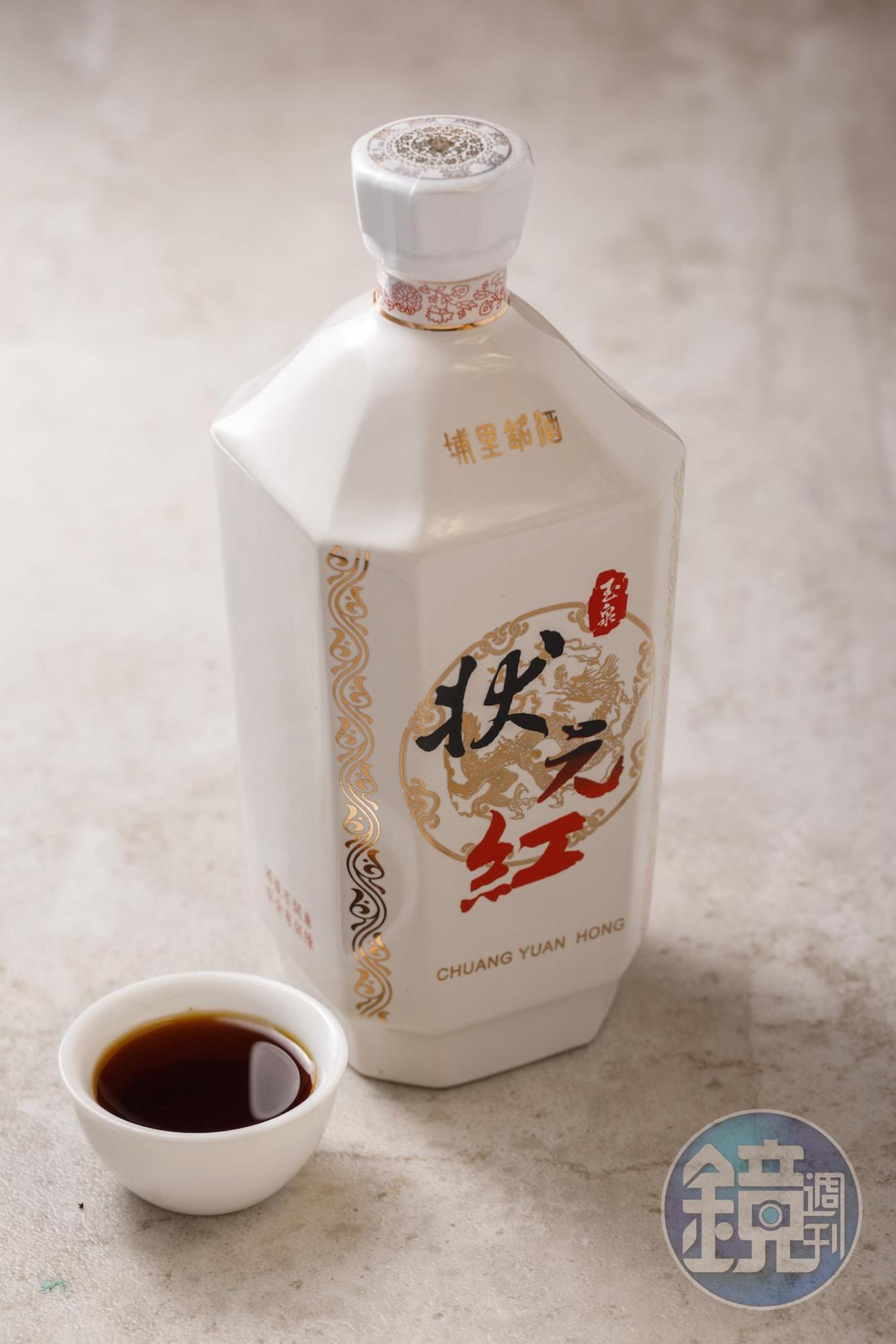 「玉泉窖藏18年精釀陳紹 狀元紅」酒質渾厚、香氣濃郁芬芳，如中菜料理的醬汁。（外帶加購價1,620元／瓶，原價1,800元／瓶）