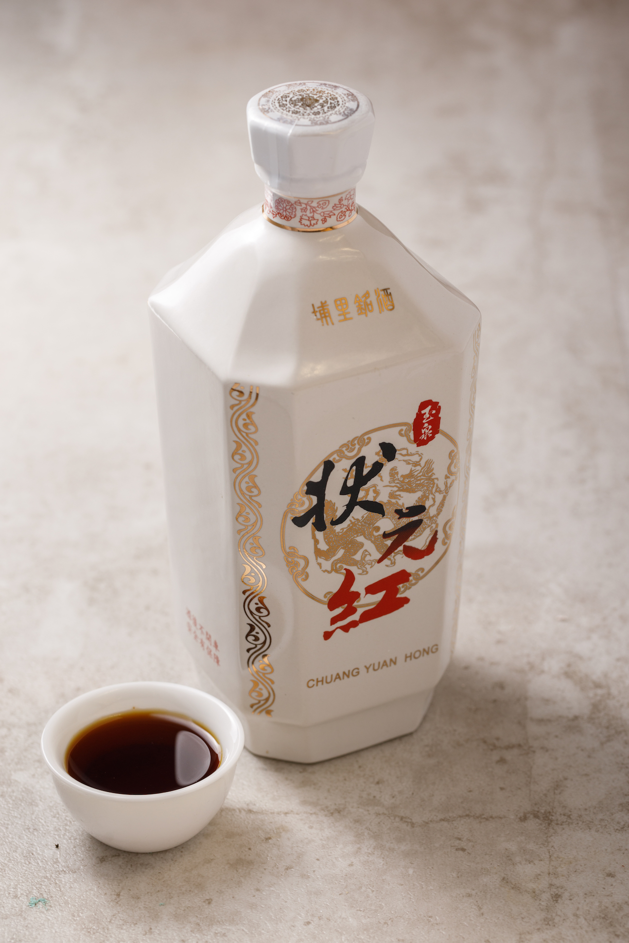 「玉泉窖藏18年精釀陳紹 狀元紅」酒質渾厚、香氣濃郁芬芳，如中菜料理的醬汁。（外帶加購價1,620元／瓶，原價1,800元／瓶）