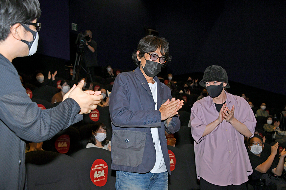 佐藤健（右起）和江口洋介驚喜現身《神劍闖江湖：The Beginning》IMAX放映活動，登場時觀眾雖驚訝但皆以拍手歡迎。（翻攝自官網）