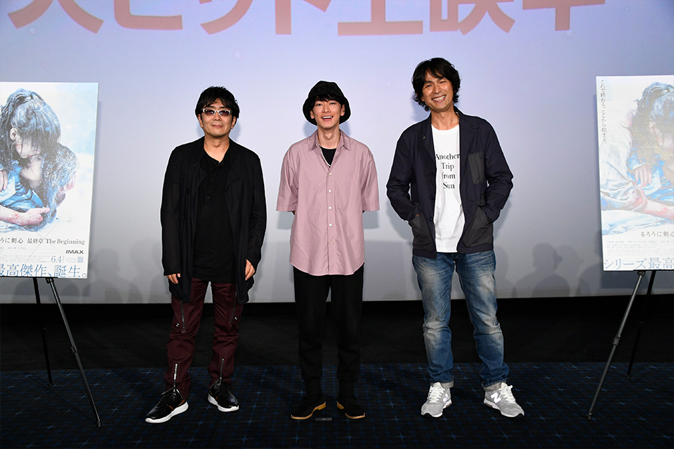 佐藤健（中）揪江口洋介（右）一起加入《神劍闖江湖：The Beginning》導演大友啓史的映後活動。（翻攝自官網）
