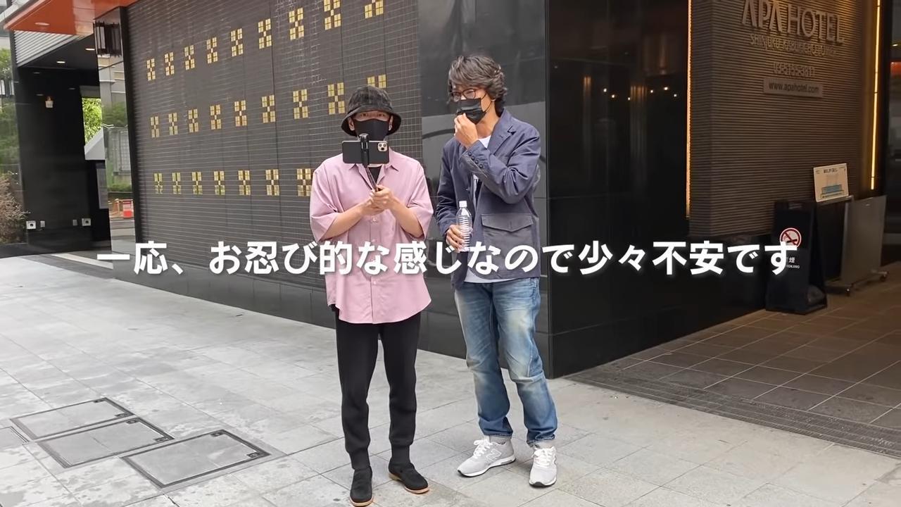 佐藤健（左）和江口洋介剛好這天都沒有工作行程，在新宿相約一起去看《神劍闖江湖：The Beginning》。（翻攝自YouTube畫面）
