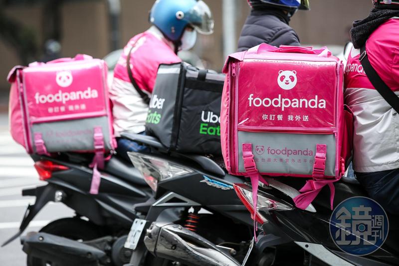 第三級防疫警戒延長,不少民眾的飲食和採購須求都倚賴外送平台。(示意圖,本刊資料照)