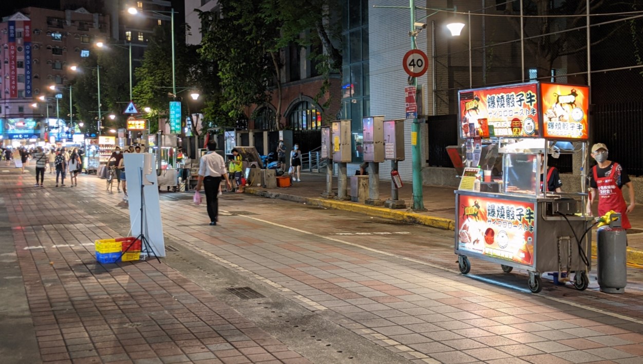 北市夜市微解封，吸引民眾出門，讓護理師林婷傻眼。（翻攝自議員林亮君臉書）