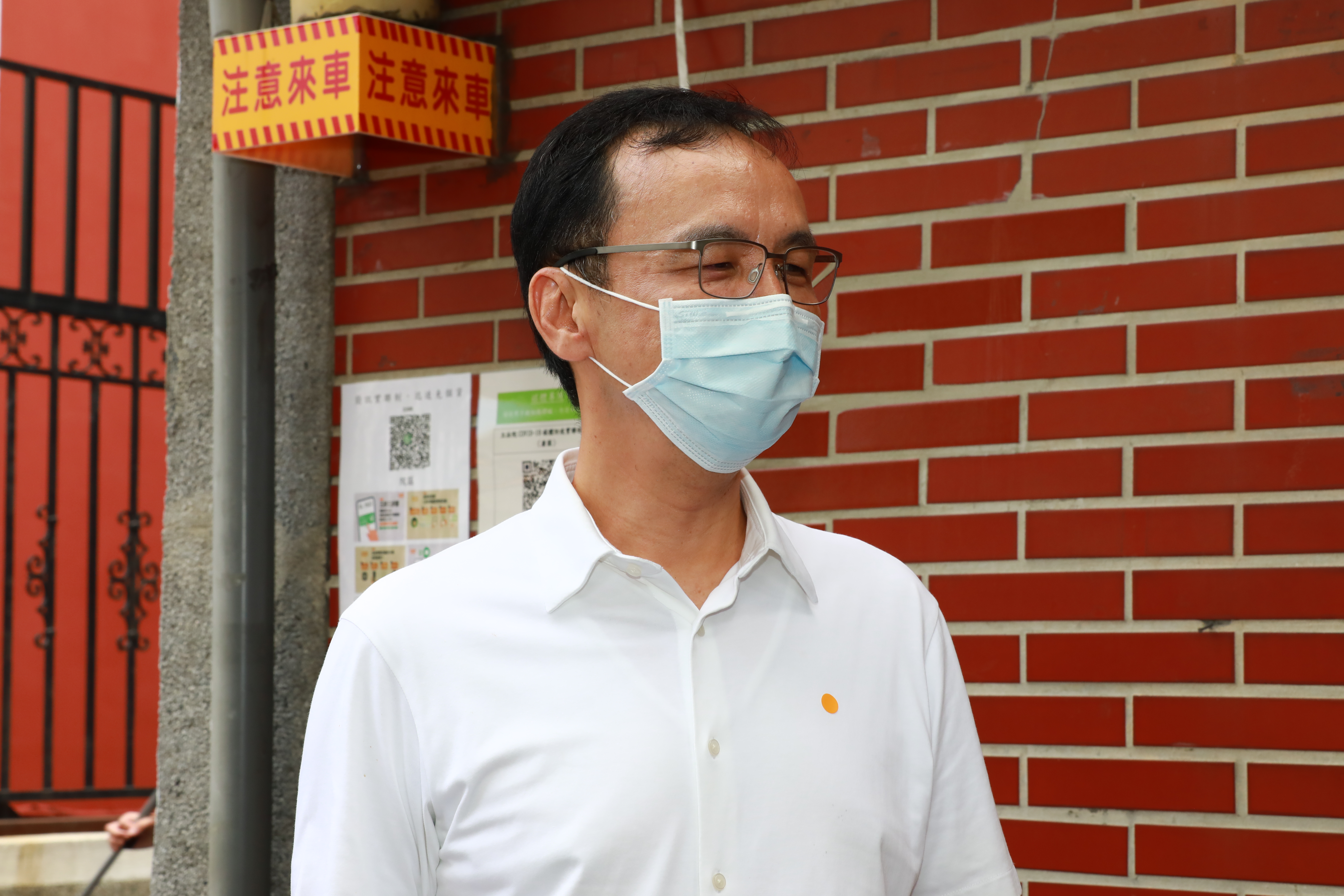 朱立倫今天表示，依照台灣的民主機制早該納入「不在籍投票」，他更向藍營全面喊話「全黨一起動起來！」