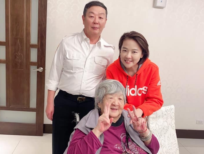 參謀總長黃曙光(左)今榮退,黃珊珊(右)在臉書發文恭喜哥哥。(翻攝自黃珊珊臉書)