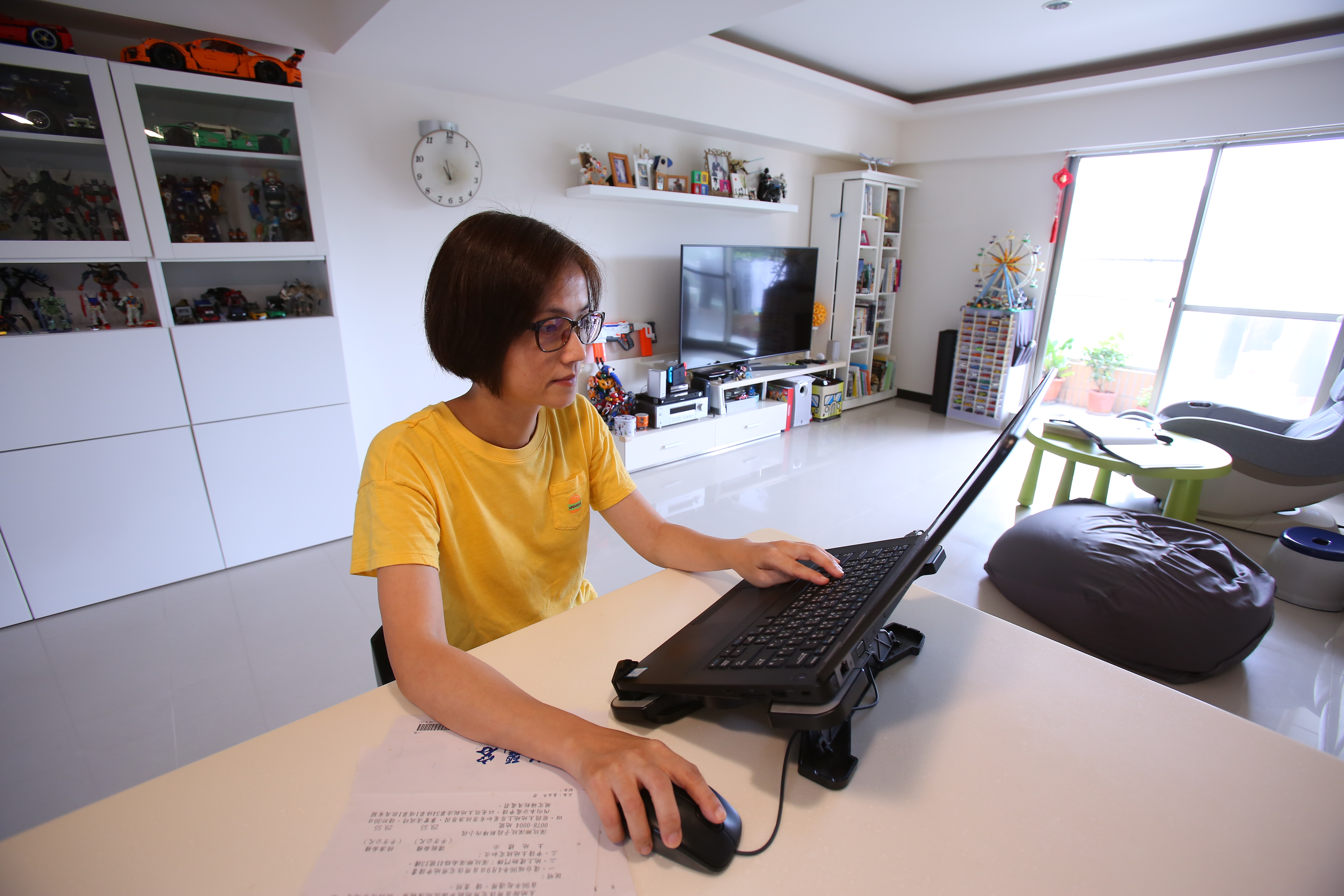 紓困再加碼,7月1日起因放無薪假而進行線上學習的勞工,最高可補助23,040元。示意圖。(資料照)