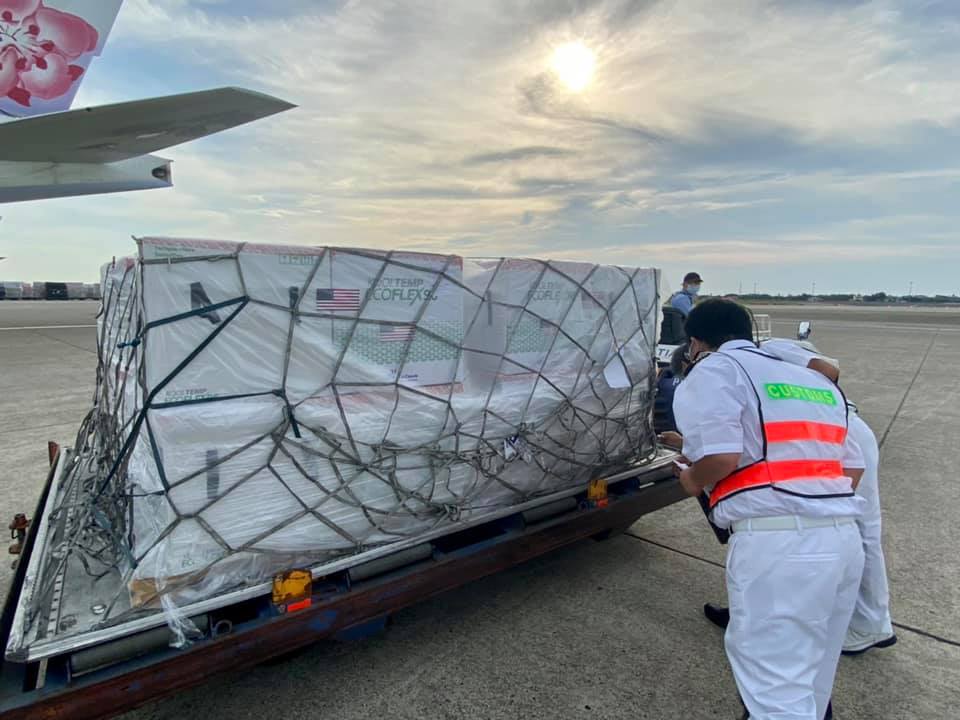 傳聞指美國捐贈疫苗為換取台灣半導體，白宮否認這樣的說法。圖為美國捐贈250萬劑莫德納疫苗抵台。（翻攝自美國在台協會臉書）