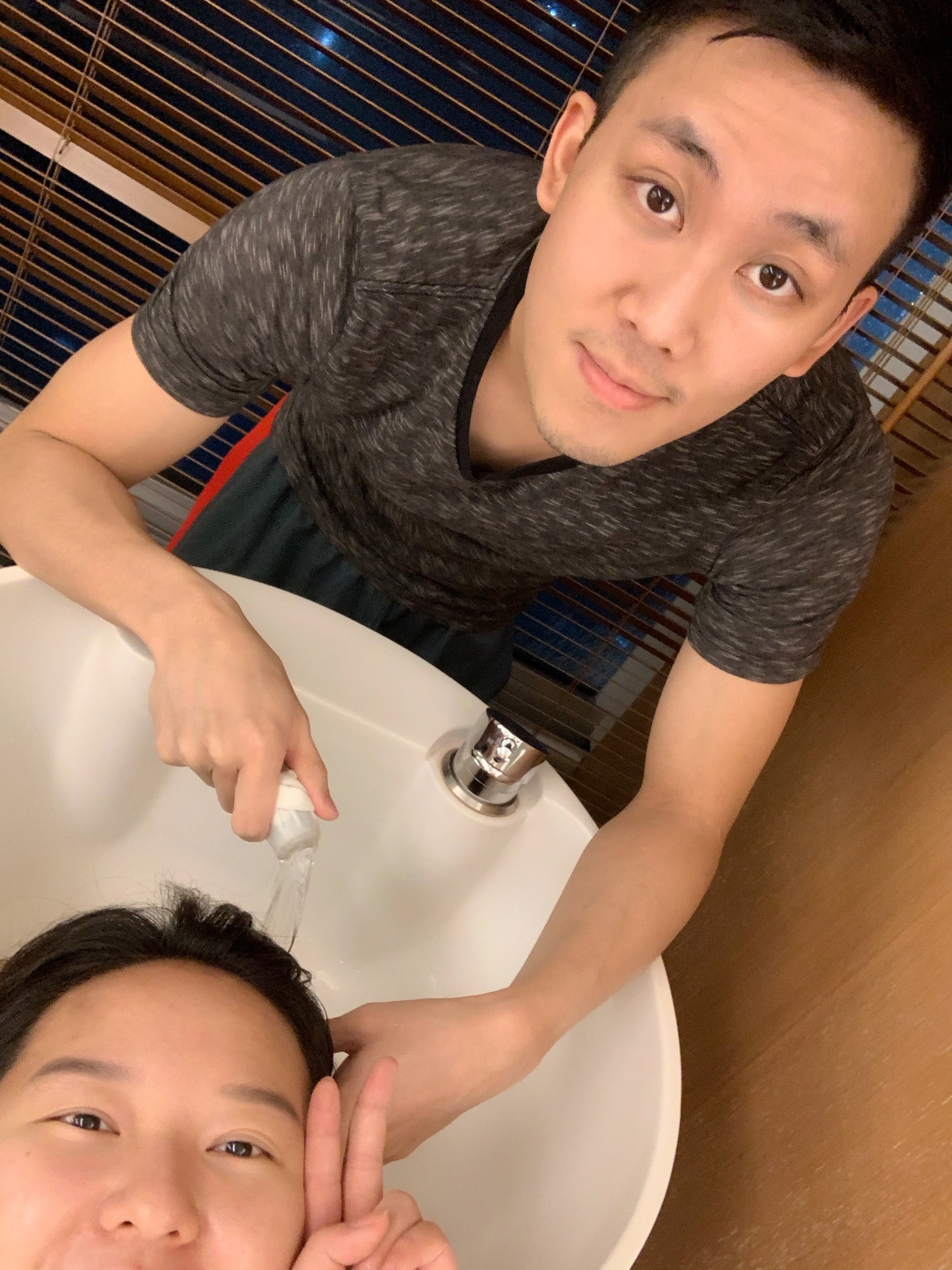 倪嘉昇是個體貼老公，會幫老婆Ariel洗頭。（倪嘉昇提供）