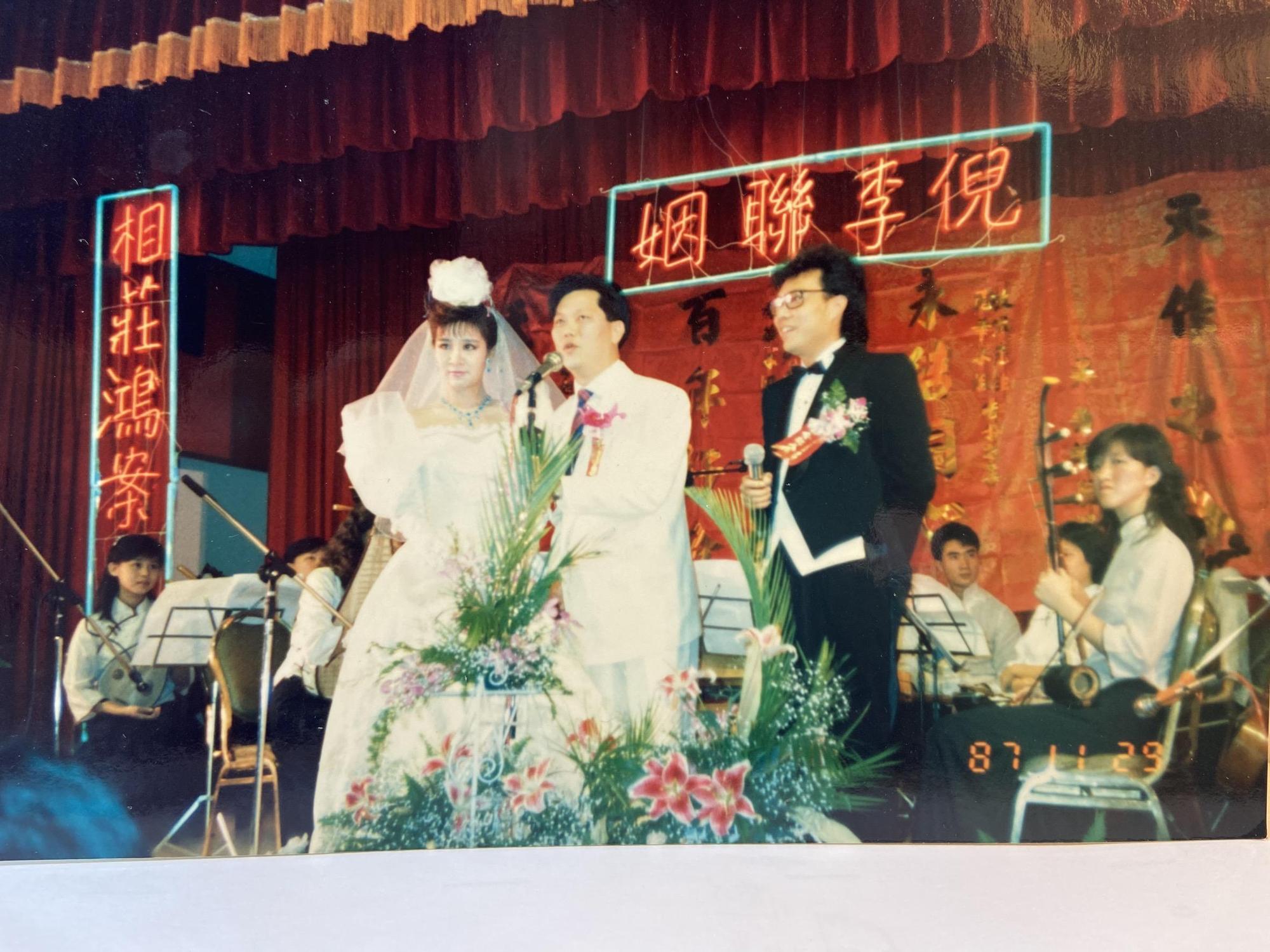 李麗華（左）和倪敏然結婚時，是影劇圈大事，張菲（右）擔任司儀。（李麗華提供）