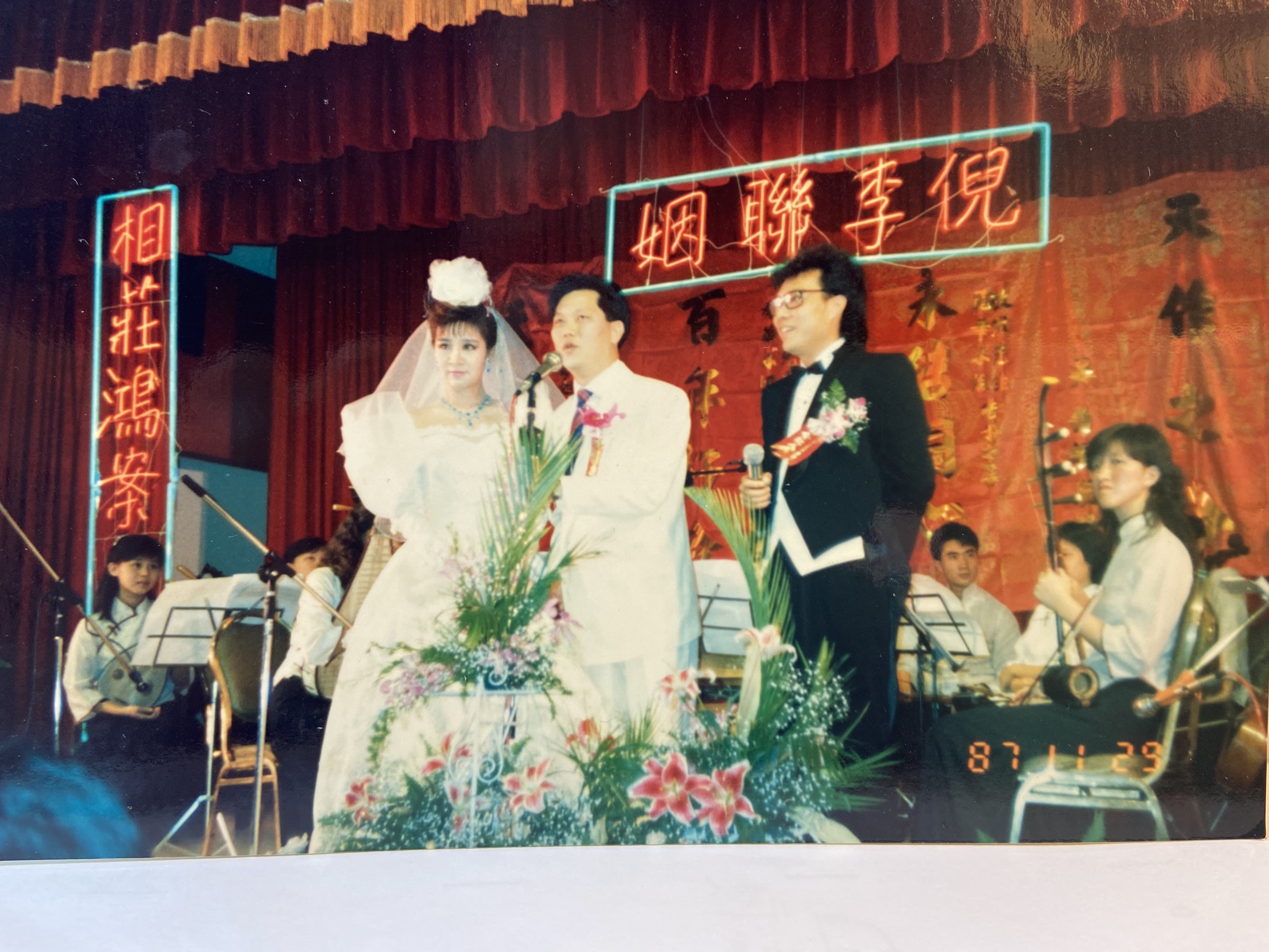 李麗華（左）和倪敏然結婚時，是影劇圈大事，張菲（右）擔任司儀。（李麗華提供）