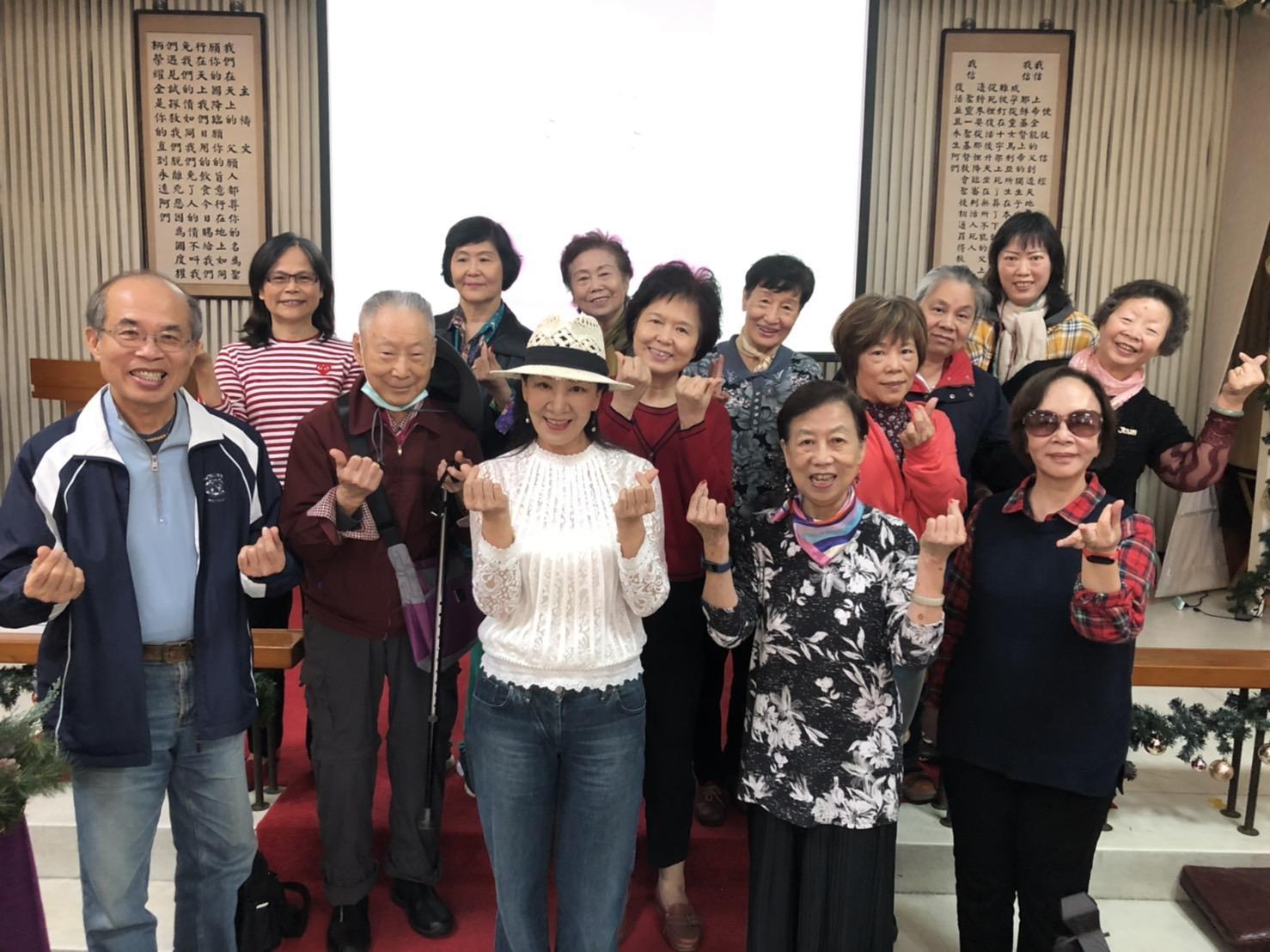 李麗華(白衣者)是教唱班學員口中的「李老師」。（李麗華提供）