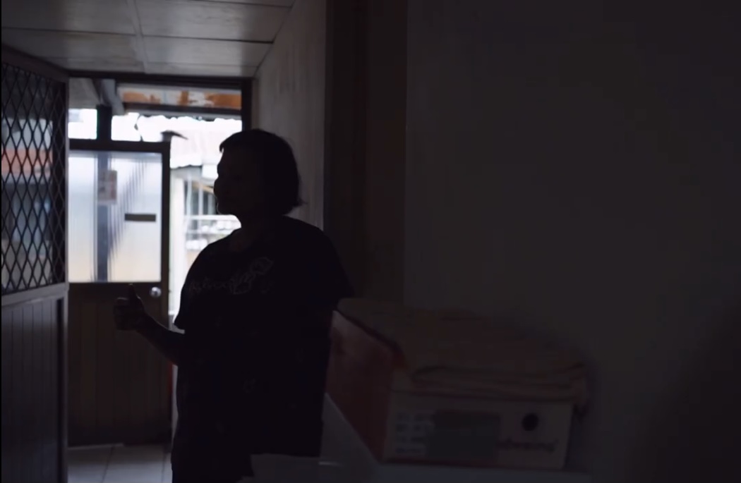 個子高大的阿玲在旁人眼中看起來很正常，難以想像她滿身病痛，許多難言之隱讓她無法開口尋求協助。（鏡電視提供）