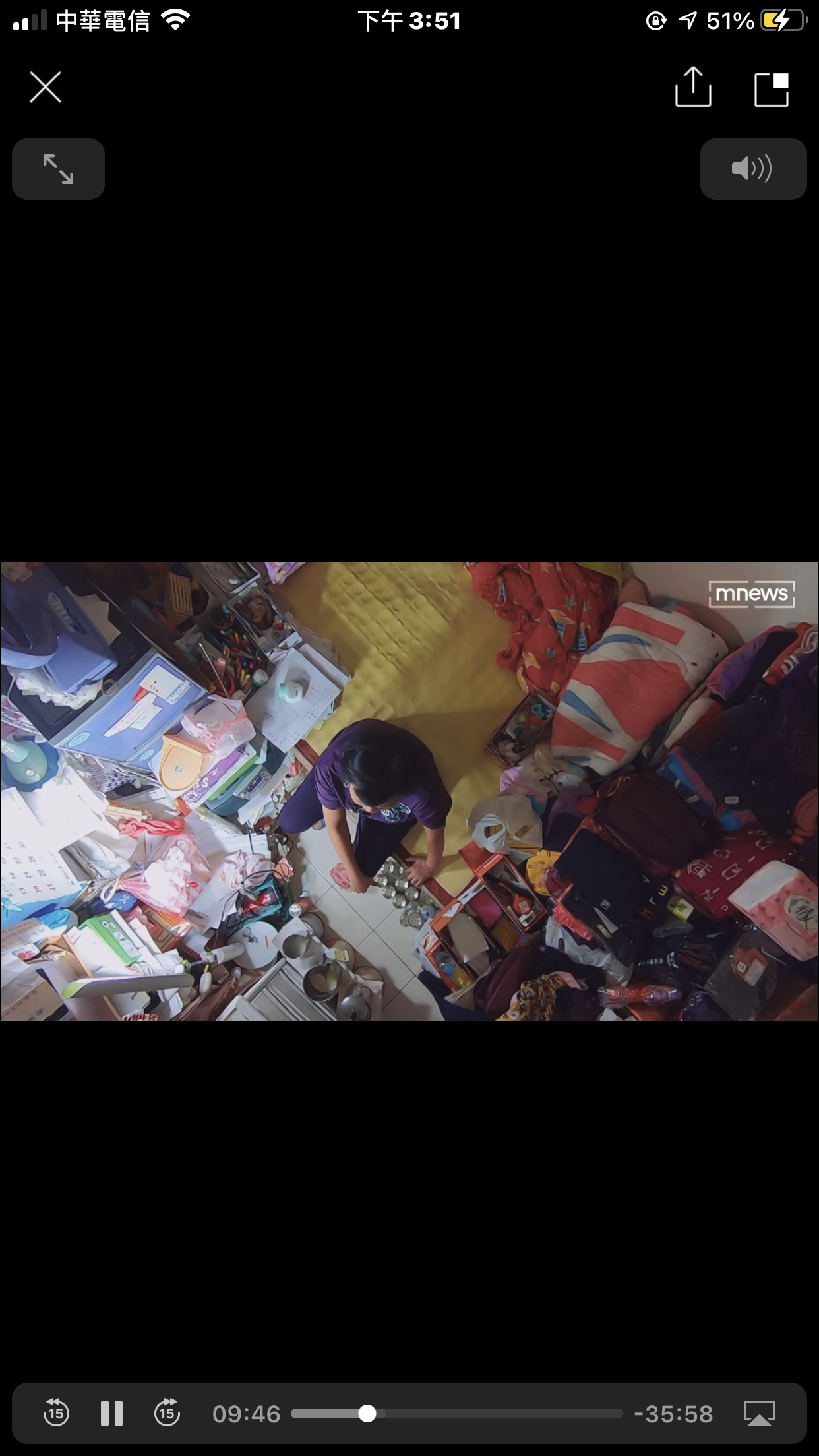 阿玲住在一間狹小簡陋的小套房裡，桌上、地上擺滿了杯盆，方便取水喝。（鏡電視提供）