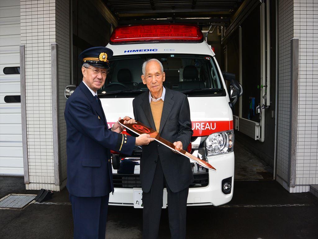 岩橋義正(右)預計將捐出7輛救護車,花費高達日幣2.14億元(約新台幣5,476萬元)。(翻攝自fnn.jp)