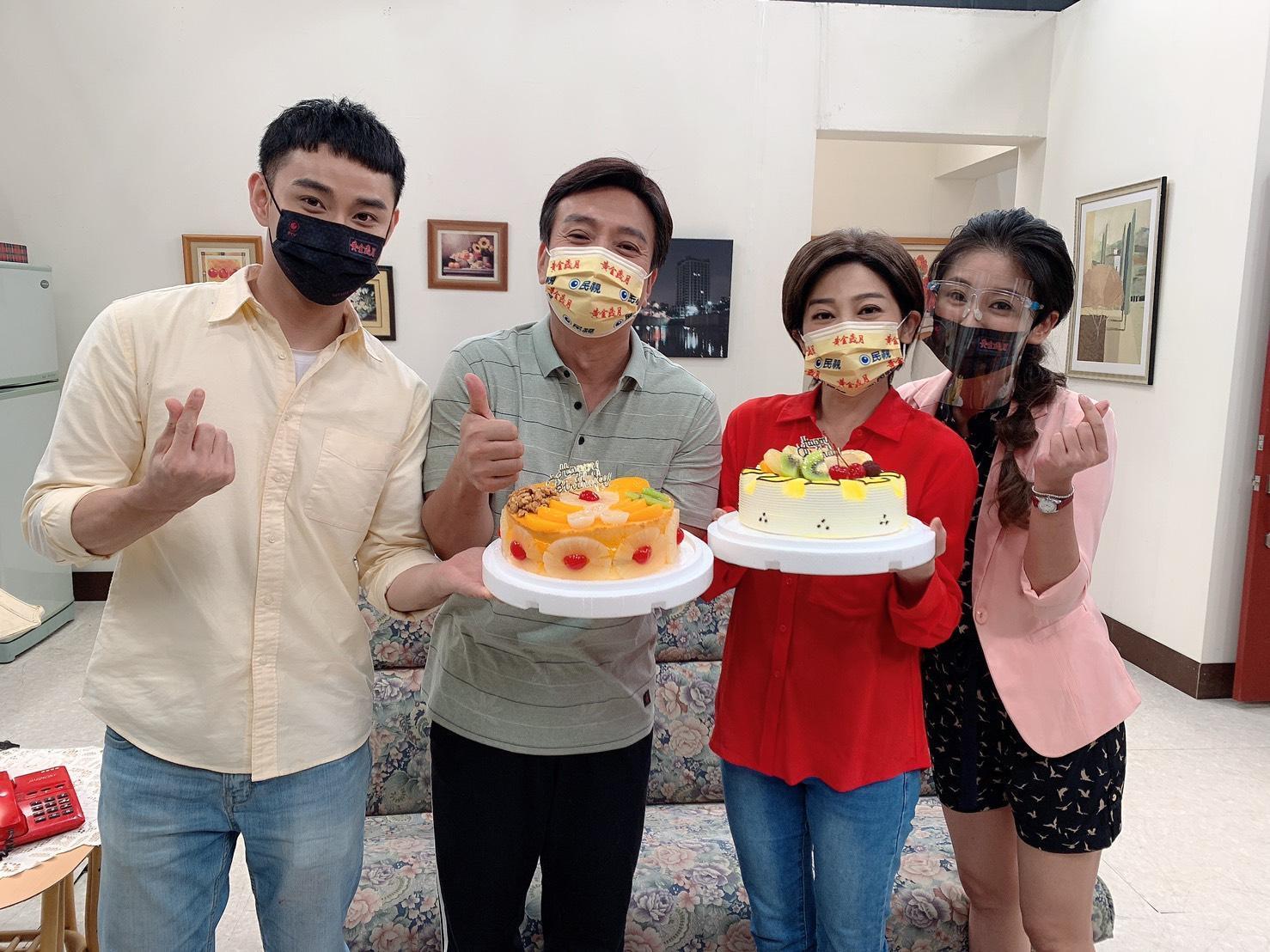 《黃金歲月》潘柏希、王彩樺、葉家妤開心幫王中平慶生。(民視提供)