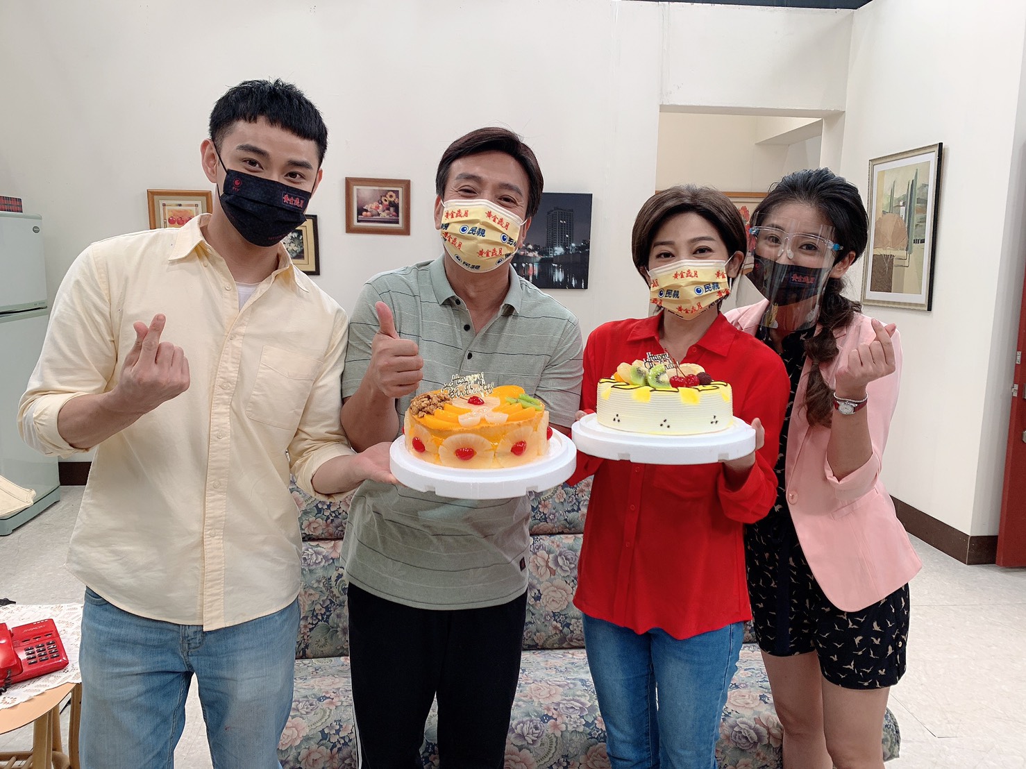 《黃金歲月》潘柏希、王彩樺、葉家妤開心幫王中平慶生。（民視提供）