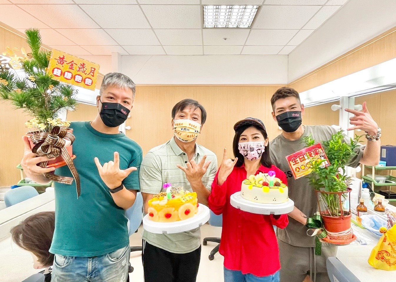 王彩樺（右二）、阿甘（左一）、小路（右一）帶盆栽跟蛋糕到休息室為王中平慶生。（民視提供）