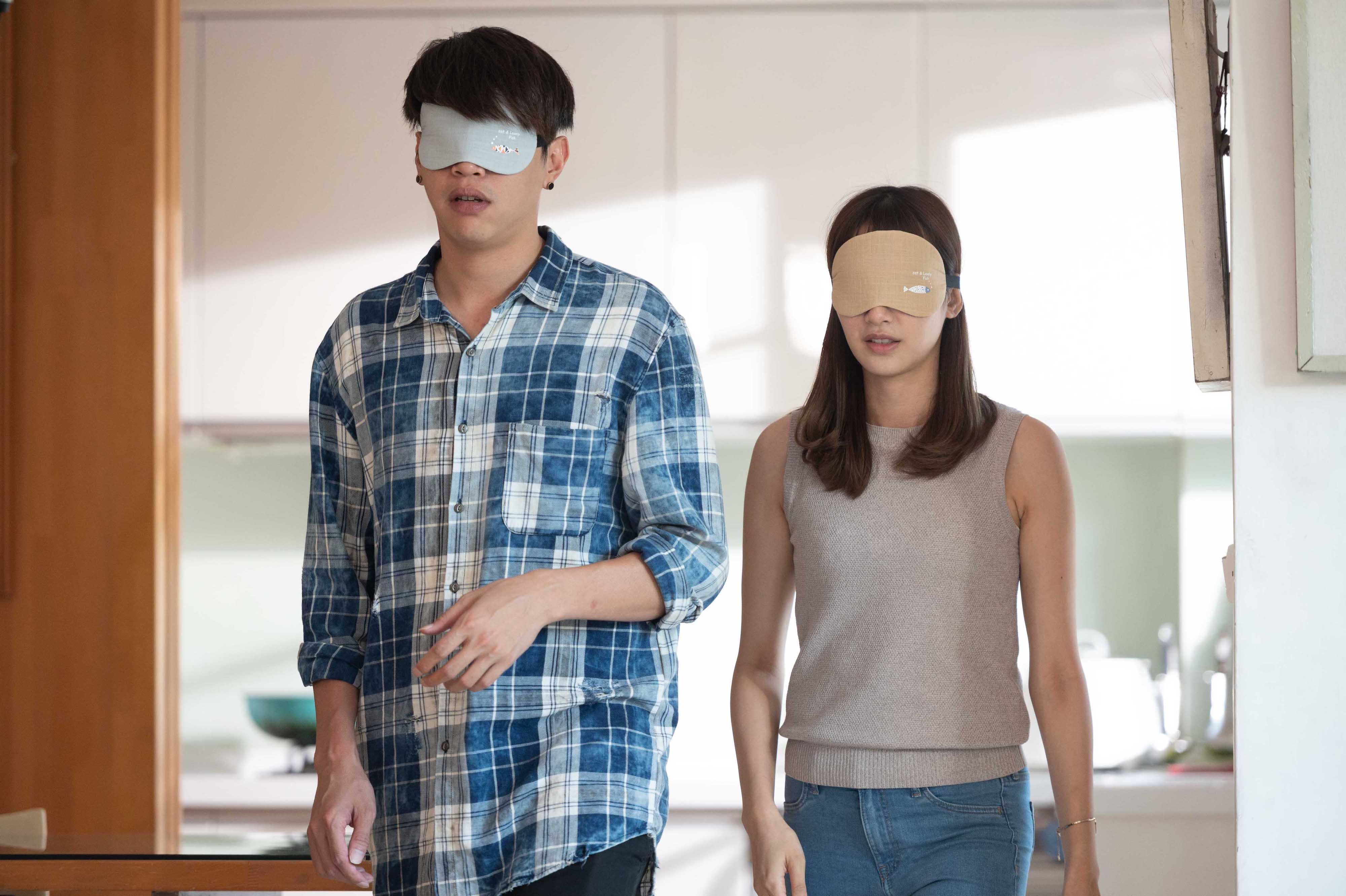 鯰魚哥戴上眼罩陪鄭亞訓練。（TVBS提供）