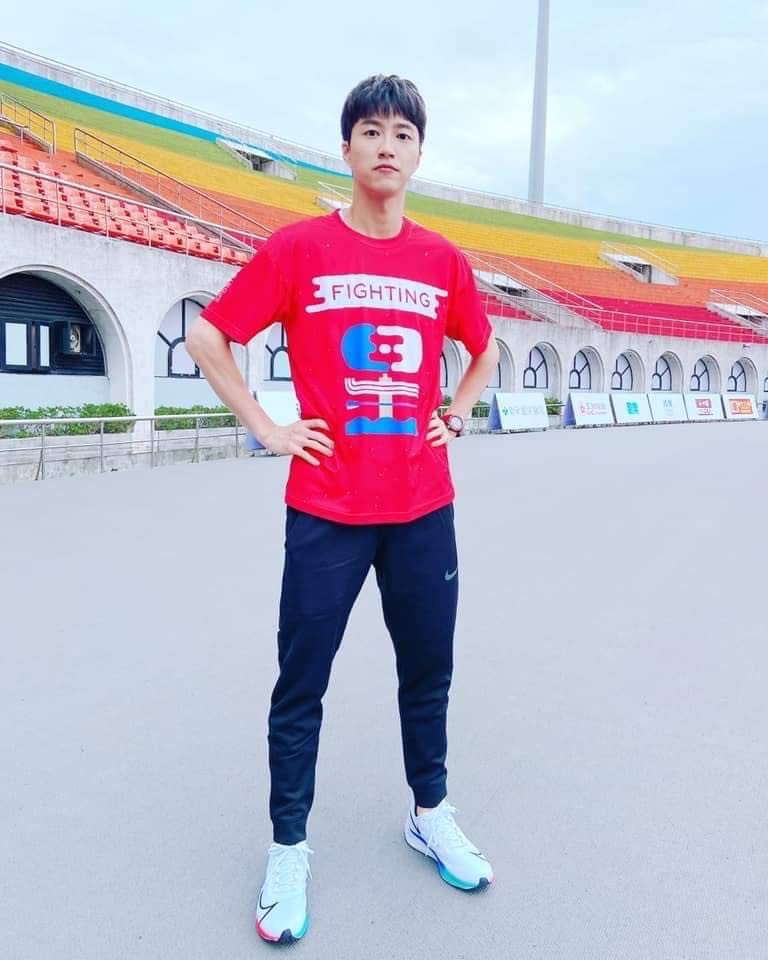 江宏傑在IG直播節目《2200傑木現場》展現活潑的一面。(摘自江宏傑臉書)