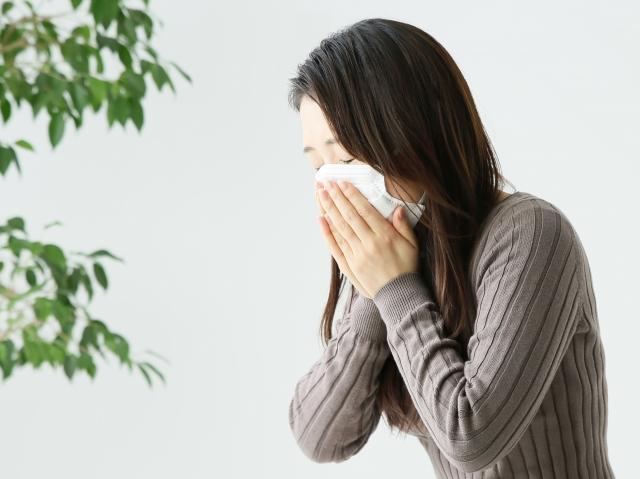 麥卡錫接受新冠肺炎鼻腔快篩後,出現鼻腔劇烈疼痛、不斷流鼻水等症狀,才發現是37年前掉進鼻子的玩具小圓片所造成。(示意圖,photoAC)
