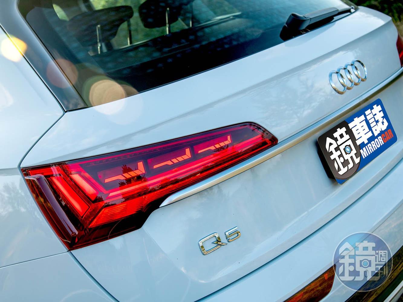 車尾使用OLED燈組，具備三種不同的動態指示模式。