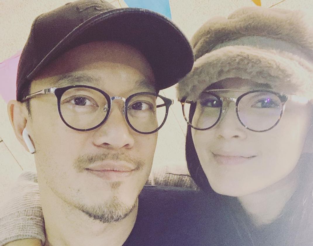 作家劉軒夫婦做公益，捐防護衣挺醫護。（翻攝自劉軒臉書）