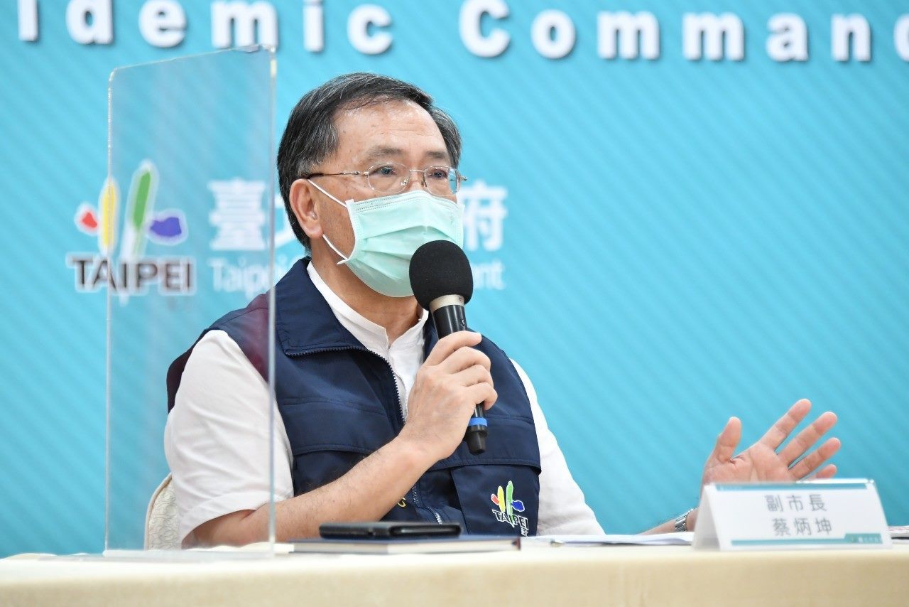 台北市副市長蔡炳坤今表示，振興醫院和好心肝診所都不在莫德納疫苗的配發名單中。（台北市政府提供）