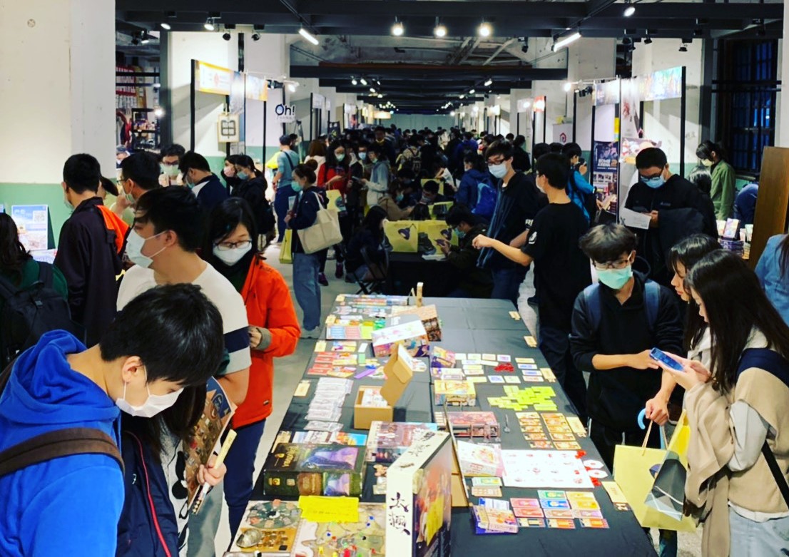 2020年新銳桌遊展在10月舉辦，現場擠的水洩不通。今年新銳桌遊展原訂6月舉行，因疫情改採線上模式進行。（2Plus提供）