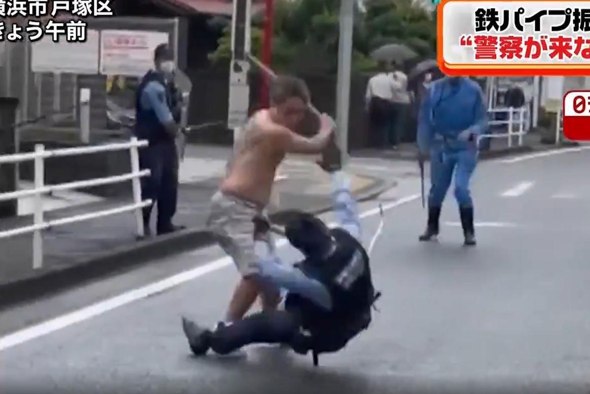 日本警察街頭上演5包1的追逐戰,引來網友吐槽。(翻攝自日網)