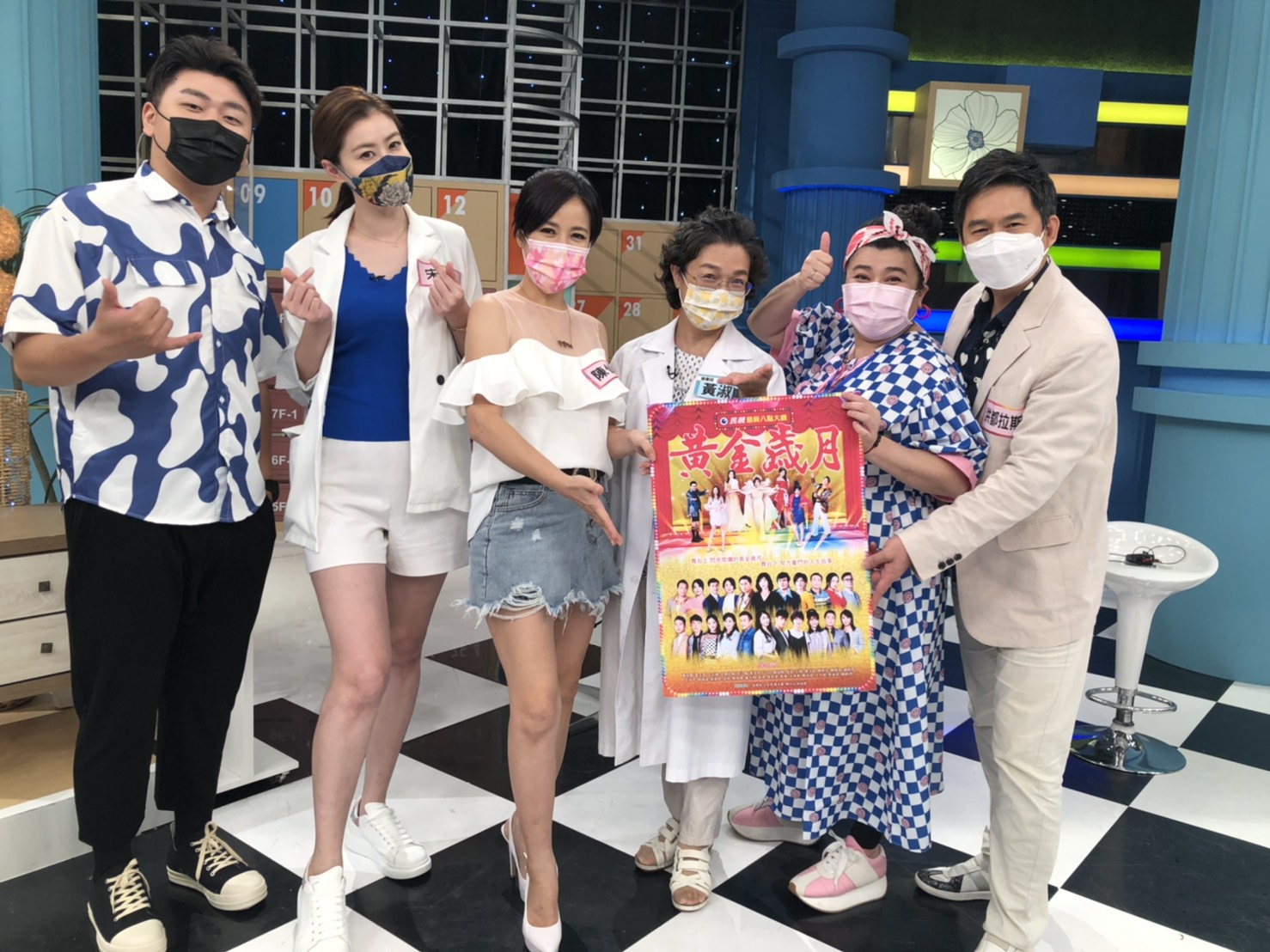 主持阿布、宋哥、陳仙梅、營養師黃淑惠、主持人林美秀與洪都拉斯一起為節目《這事有影嘸》錄影。（民視提供）