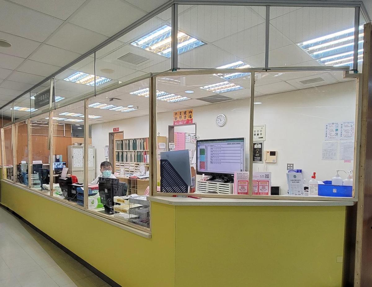 雙和醫院專責病房護理師遭洪姓確診男攻擊後，門禁的管制已更加嚴格。（雙和醫院提供）