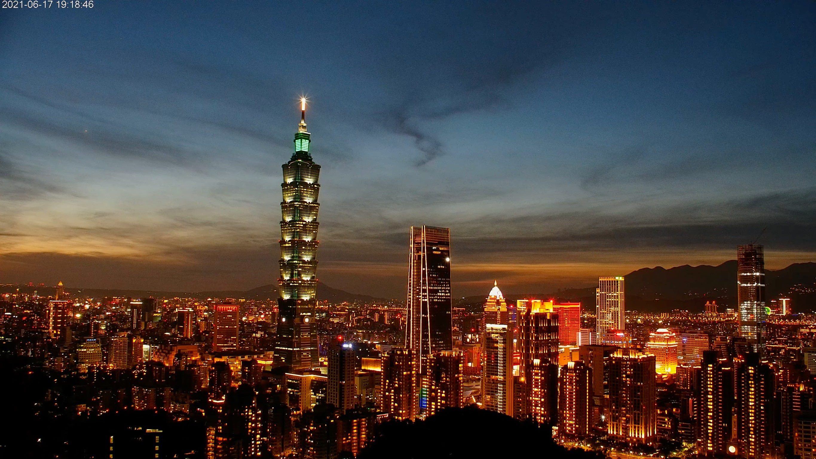 「象山看台北-4K即時影像」能一覽台北城全貌，更可以在不同時段欣賞到藍天白雲、暖黃夕陽以及霓虹市景的美麗景致。（北市觀傳局提供）