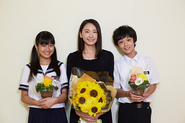 恒松祐里（左）6年前在電影《再會吧！青春小鳥》飾演與新垣結衣（中）不太合拍的一名叛逆女學生。（翻攝自eiga.com）