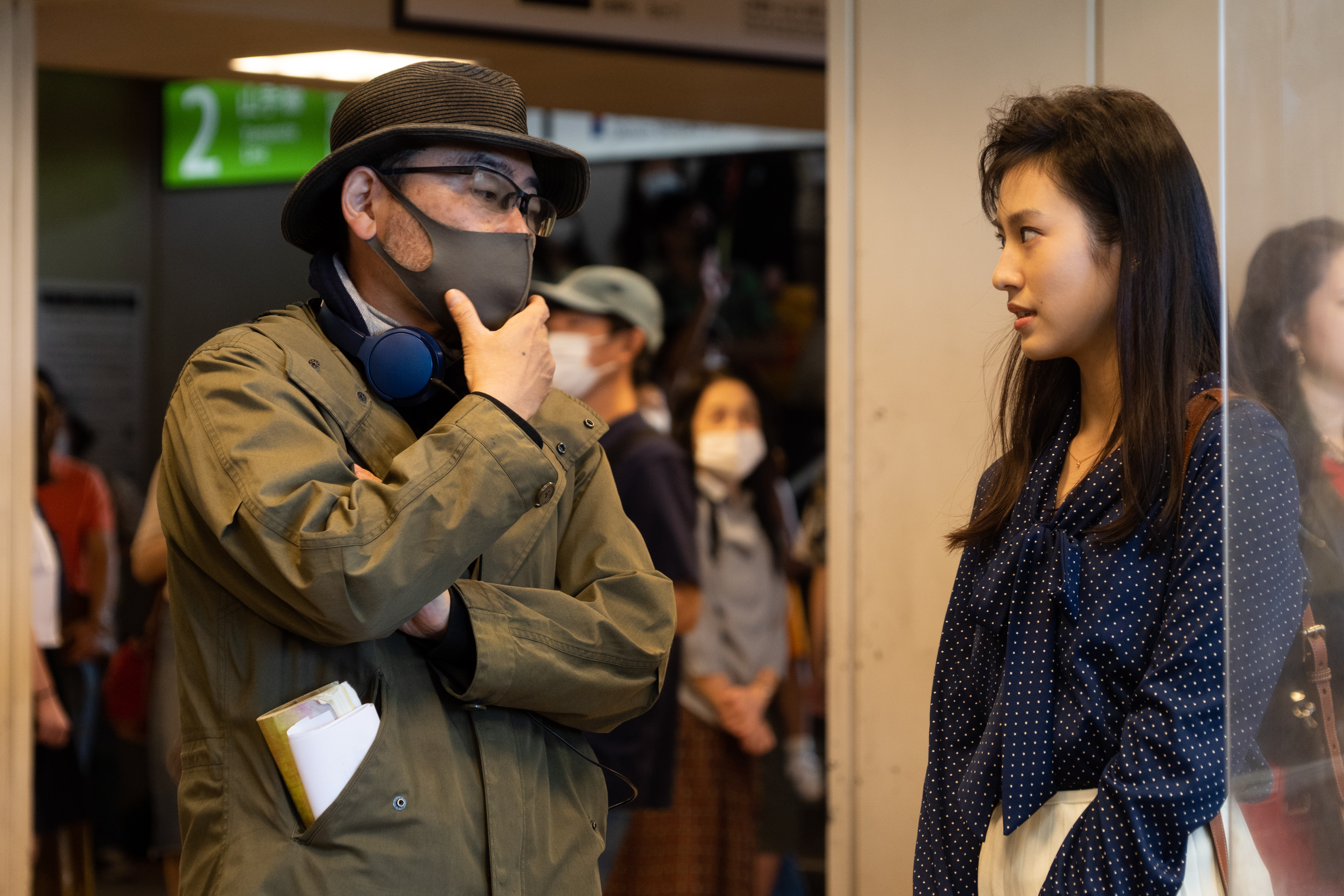 武正晴導演（左）認為恒松祐里擁有豐富的戲劇經驗，讓她在拍攝《AV帝王 第2季》更加從容。（Netflix提供）