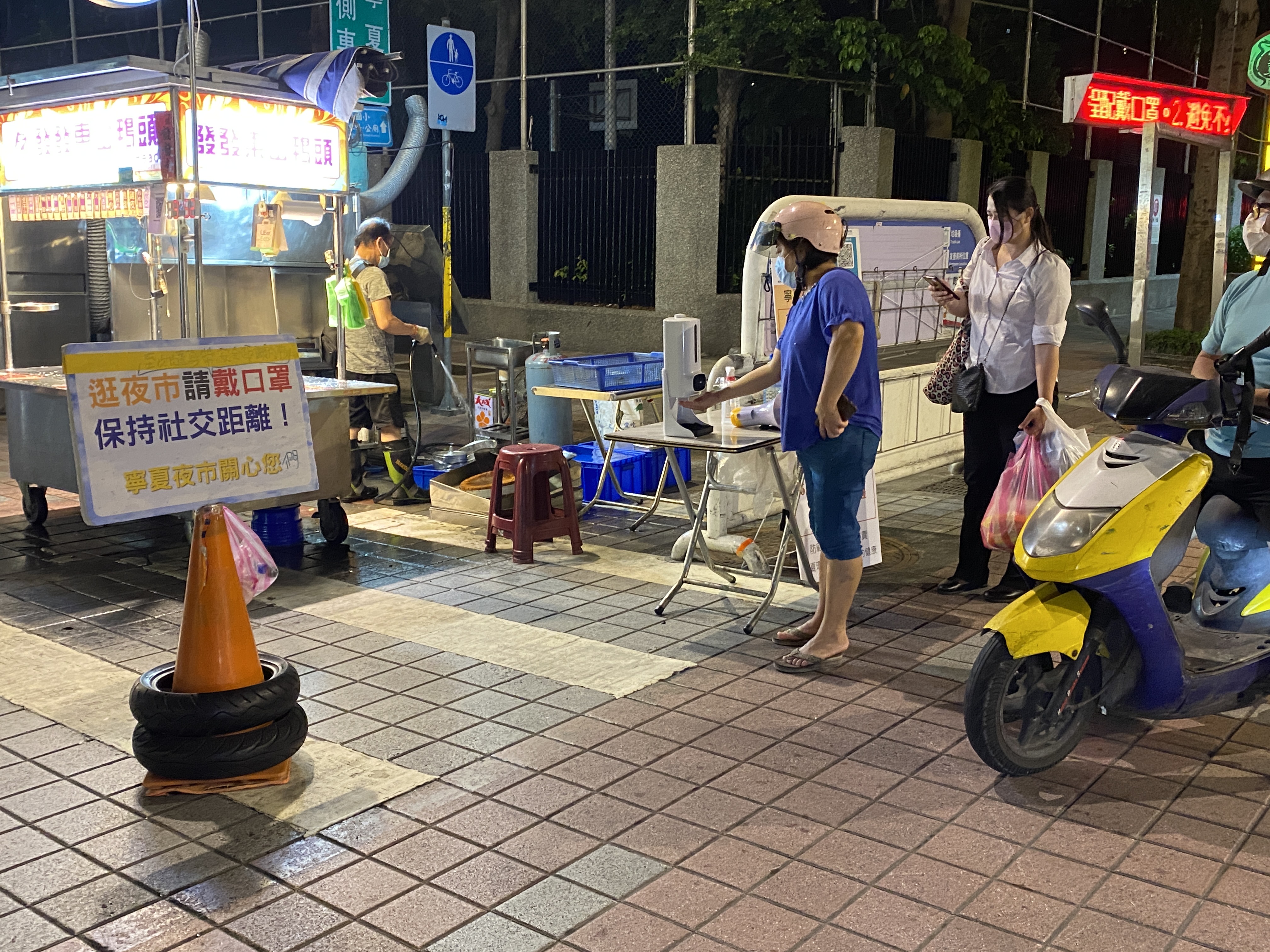 要進入夜市必須落實簡訊實聯制。