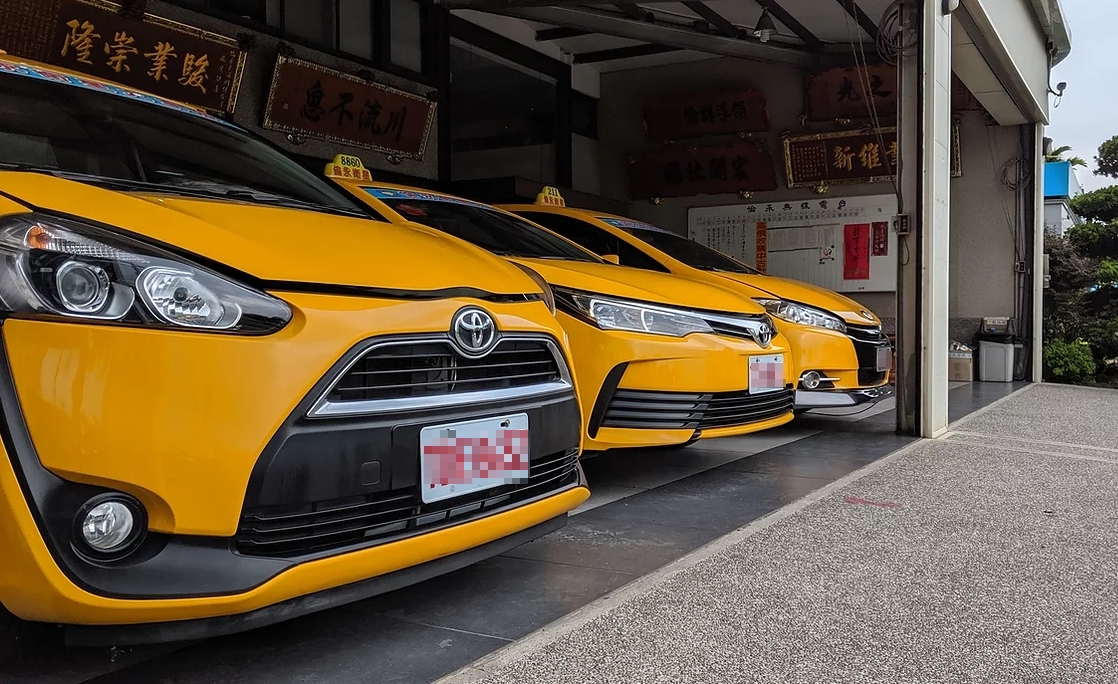 高雄某計程車行被指控A走駕駛紓困金，公路總局證實並已追回款項。（翻攝自車行網站）