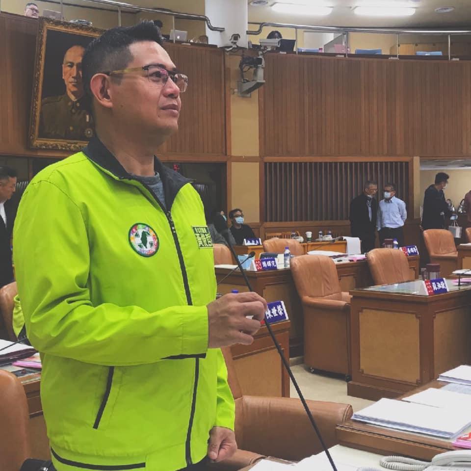 新北市議員黃俊哲批評市府系統出包,要求「多用點心」。(翻攝黃俊哲臉書)