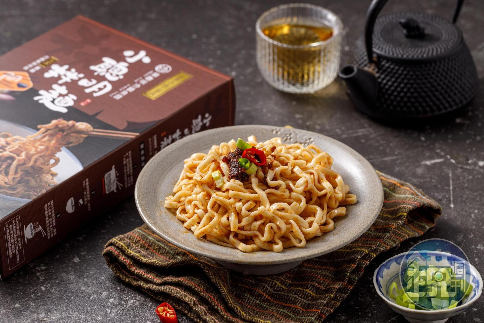 「林聰明沙鍋魚頭小聰明拌麵」以獨門沙茶搭配台南日曬麵。（1盒麵搭配魚鬆、聰明醬429元～649元／組）