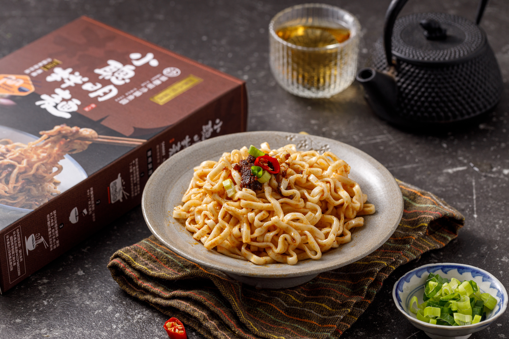 「林聰明沙鍋魚頭小聰明拌麵」以獨門沙茶搭配台南日曬麵。（1盒麵搭配魚鬆、聰明醬429元～649元／組）