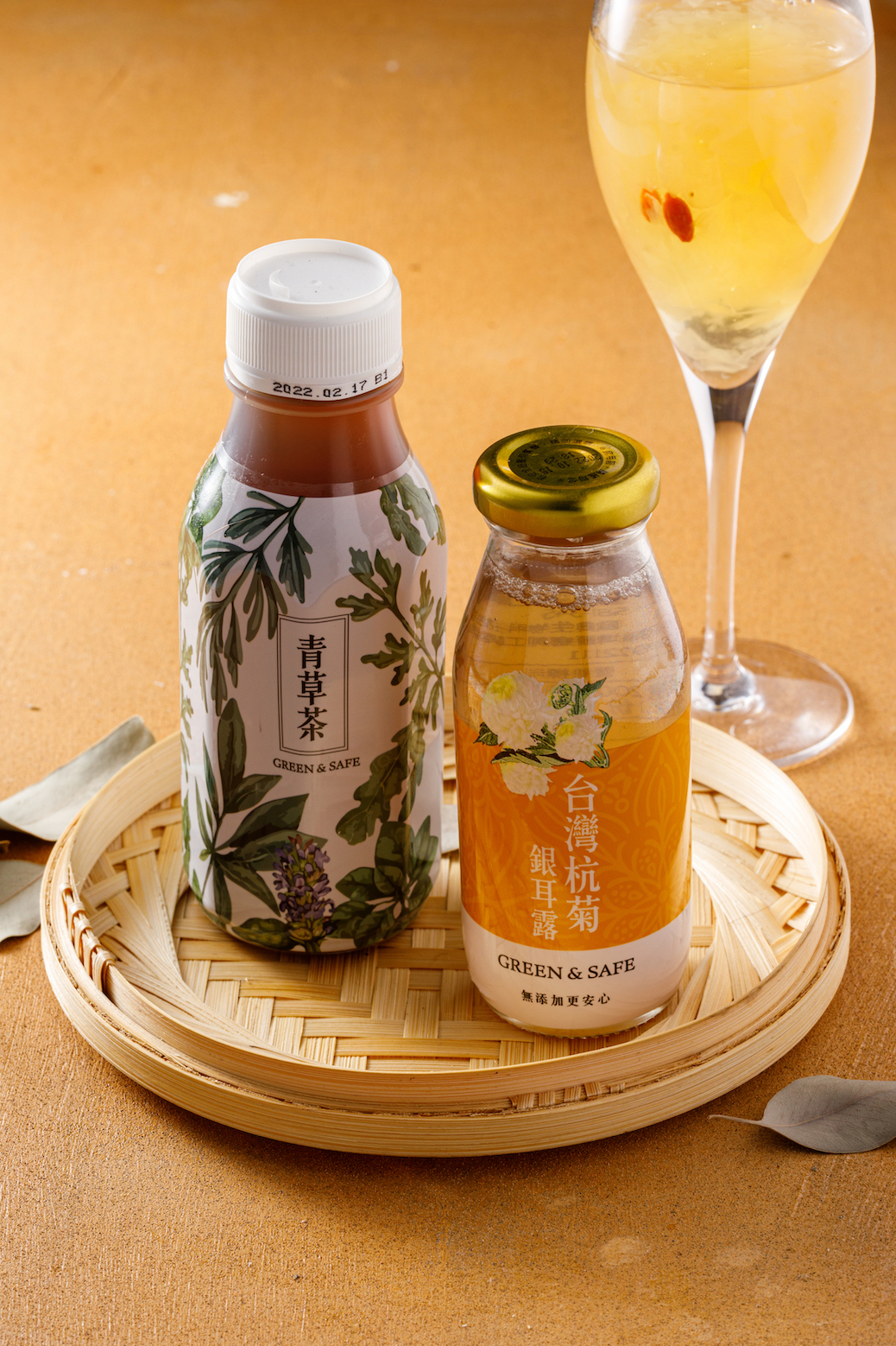 以苗栗銅鑼杭白菊製作的「台灣杭菊銀耳露」（右，299元／6瓶入）和安心栽培草體的「青草茶」（左，699元／24瓶入）為GREEN & SAFE零食甜點茶飲銷售榜冠亞軍。