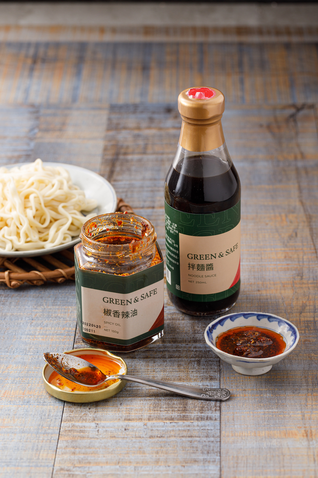GREEN & SAFE也推出夠味的「拌麵醬」（右，150元／瓶）與「椒香辣油」，有這2瓶，下個麵條就能開動。（左，180元／瓶）